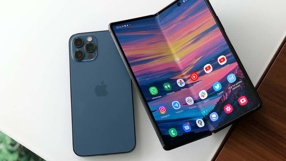 2195128 iphone-man-hinh-gap-sieu-ban-re