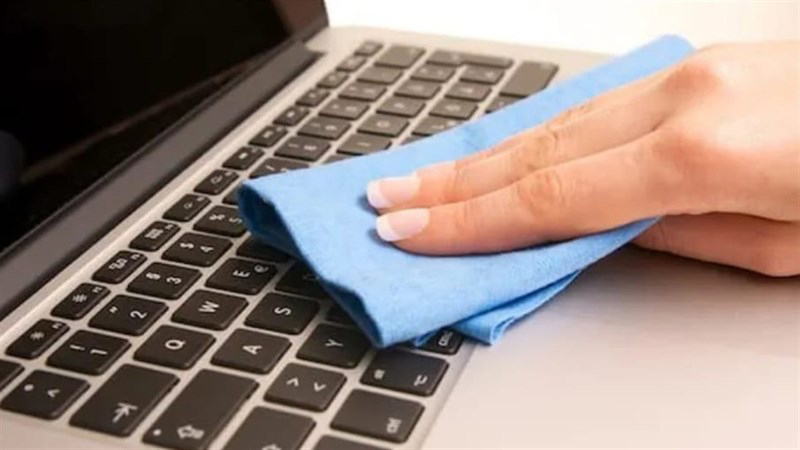 ve-sinh-ban-phim-laptop-sieu-ban-re