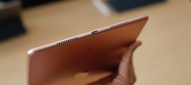 Cổng sạc cùng 2 loa 2 bên