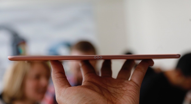 Ở cạnh bên có 3 chấu để bạn gắn vào bao da bàn phím