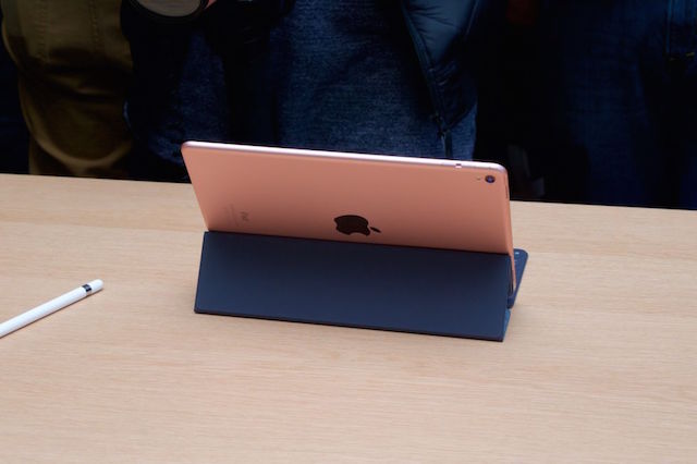 Hay smart keyboard Apple rất tiện dụng