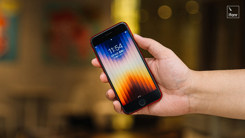 ​ so-sanh-iphone-se-2022-iphone11-sieu-ban-re