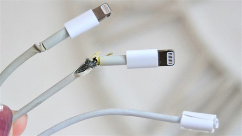 cam-sac-iphone-sieu-ban-re